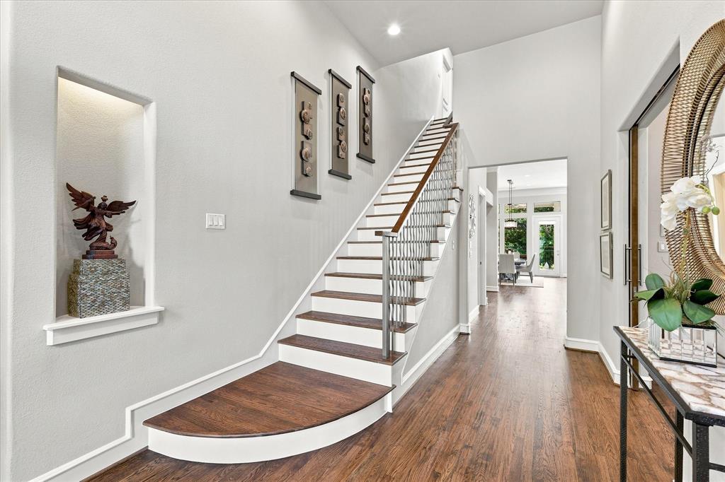 520 Queensbury Turn