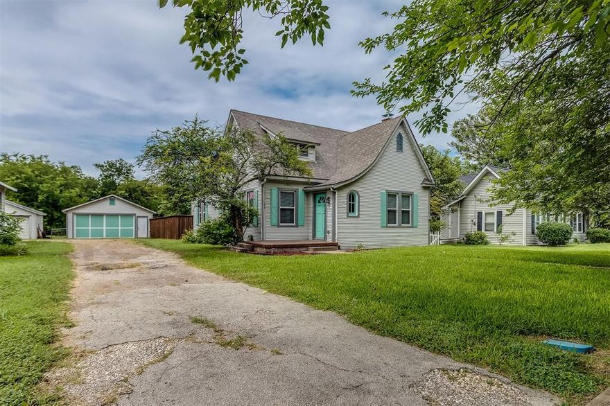 Super Cute! Doll House!  Original woodwork and hardwood floors with 1940's charm. Dinning room can be used as a office. Light open floor plan. Great back yard with ornamental fence, lot goes past back fence.  Detached garage.
Shared driveway.