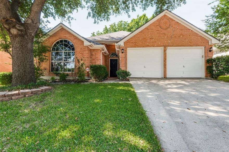 Pride of ownership shows in this open concept home in Park Glen Subdivision.  Split bedroom arrangement featuring large master with ensuite bath.
Open living with stunning woodburning fireplace, adjoining dining or home office space. Wonderfully bright kitchen with lots of windows, pantry, gas cooking and plenty of work room for the cook.  Wonderful private treed yard with open patio for entertaining or relaxing.  Close to shopping, schools (Keller ISD).
