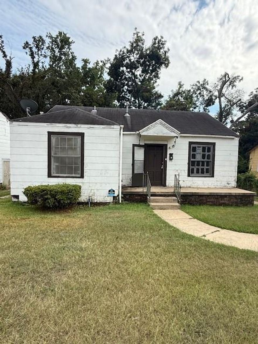 **New Listing Alert: 3615 Lakeshore Dr., Shreveport, LA!**

Discover the endless possibilities at this charming two-bedroom, one-bathroom home! Nestled right off Lakeshore Drive, this property is a gem just waiting for your personal touch.

With a spacious fenced-in backyard, there’s plenty of room to create your outdoor oasis or even expand the home. Whether you’re an investor looking for a fantastic rental or flip opportunity, or a homeowner ready to roll up your sleeves and make this space your own, this property is the perfect canvas. 

Being sold *as-is*, this home is brimming with potential—imagine the possibilities! Priced to move quickly, you won’t want to miss out on this opportunity. This property is in need of a complete remodel but has solid bones!

Act fast; homes like this don’t last long!