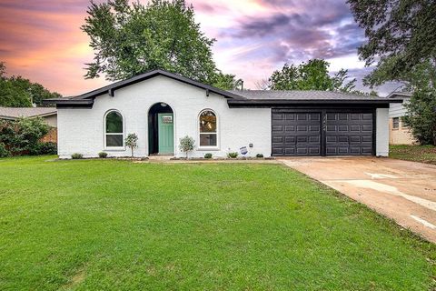 Photo of 7424 Van Natta Lane, Fort Worth, TX 76112 (MLS # 21256946)
