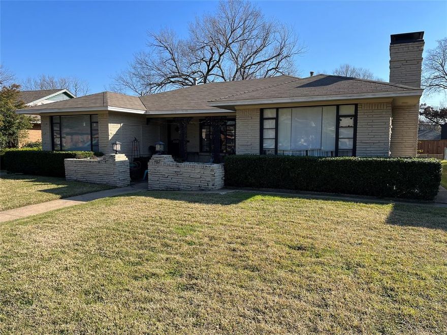 Fantastic 2 bedroom, 1 bath, 1 car garage duplex perfectly located within walking distance to Hillside Village Shopping Center's many wonderful restaurants and shops!  The property (approx. 1000 sqft) features a spacious floorplan with a large kitchen, convenient mud room with washer and dryer connections, hard wood floors, new kitchen floor tile, plus much more!  Yard service is included.