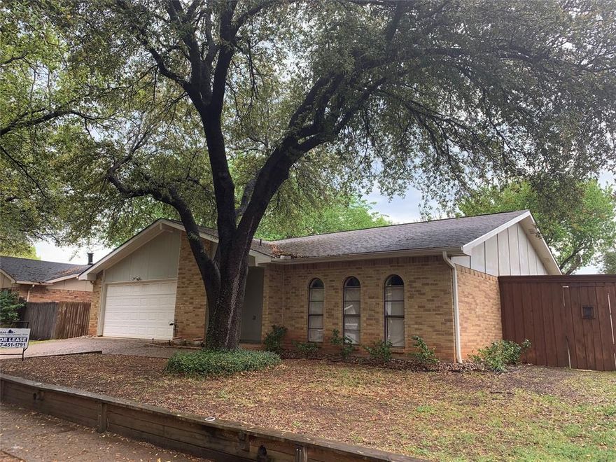 Great 4 bedroom house with lots of features in Martin High School District. This home has 4 bedrooms, 2 and a half bathrooms. Two living areas, one is a family room with wood burning stove the other is a large media sized room with a bar, kitchenette, blackout window coverings and wine cooler. Separate utility room off the kitchen. Neutral colors. Large outside living space with pergola, wooden deck, fenced yard, great for entertaining. House is close to I-20, shopping and entertainment. *Information herein is considered reliable but not guaranteed*