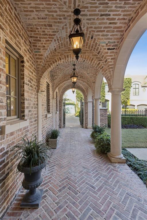 2 Bretton Creek Court