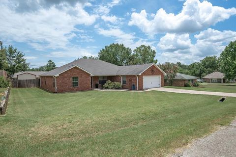 A home in Lindale