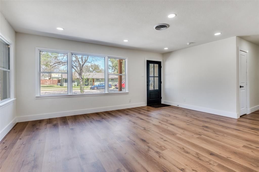 Photo of 1542 W 5th Street, Irving, TX 75060 (MLS # 21215187)