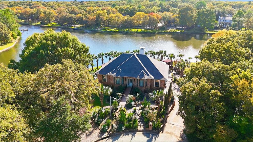 2910 Lakeshore Court