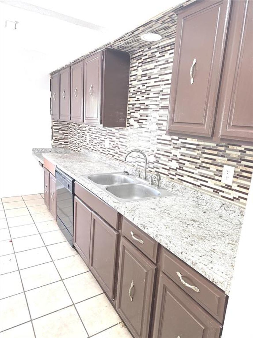 This charming 3 bedroom, 2 bathroom home features an open floor plan, perfect for entertaining. The master suite boasts a large walk-in closet and an en-suite bathroom HOA PAYS FOR WATER N TRASH N MAINTAIN BACKYARD ALSO HAVE A COMUNITY POOL 

BUUYER N BUYER AGENT TO VERIFY SCHOOL ,MEASURMENT ,TAXES, AND ALL OTHER INFORMATION