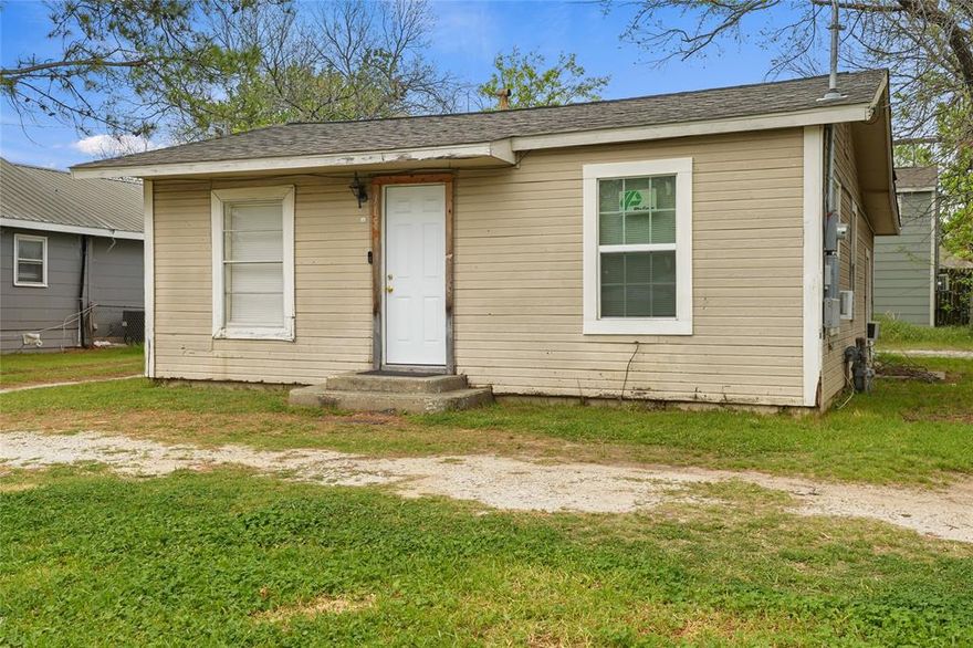 **INVESTOR SPECIAL**

Great investment opportunity featuring two dwellings on one lot—a main house and a separate rear apartment. The properties feature a functional layout with warm wood cabinetry, durable flooring throughout, and comfortable living spaces. This is the perfect investment opportunity for investors looking to expand their portfolio! Property is currently occupied by tenants through Spring of 2027 offering immediate income potential.

*This property can be sold individually or along with MLS# 21217417 and MLS# 21217423.*