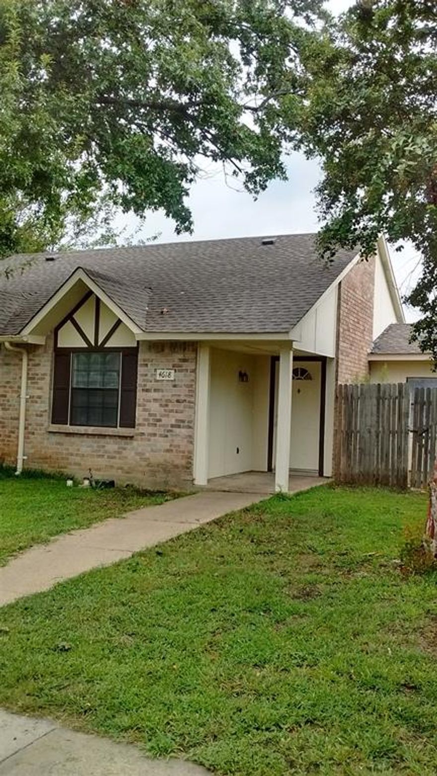 Introducing a charming 2-bedroom, 1-bathroom house located in The Colony, TX. This cozy home features a fenced back yard, perfect for enjoying outdoor activities and entertaining guests. With washer & dryer connections included, laundry day will be a breeze. Additionally, a convenient storage shed provides extra space for storing belongings. Don't miss out on the opportunity to make this lovely house your new home. Contact us today for more information and to schedule a tour.