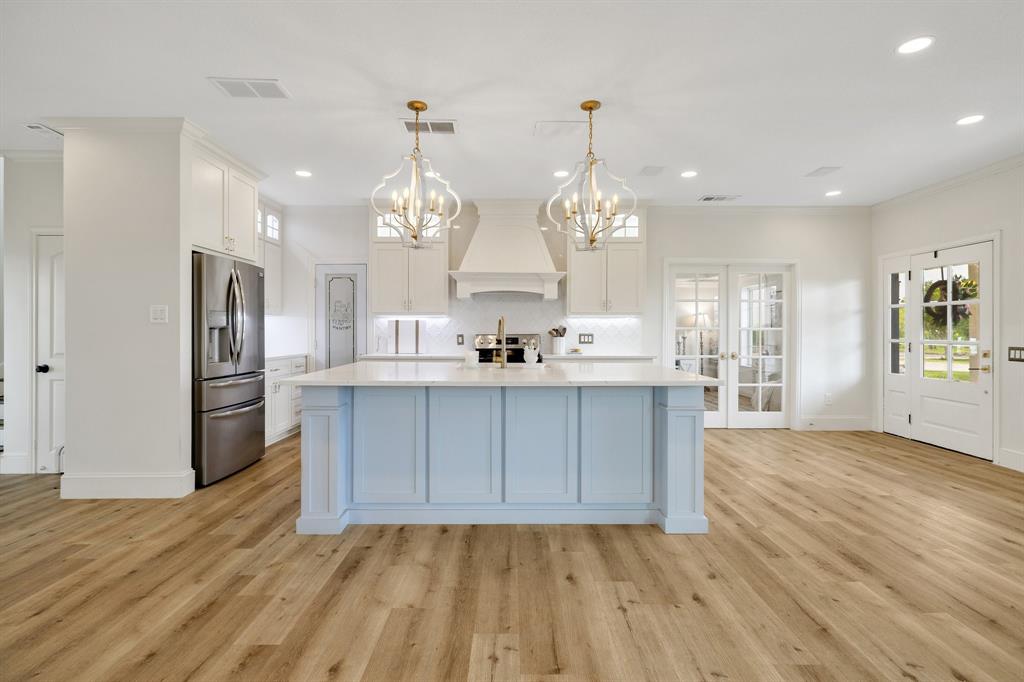 3823 Bluebonnet Trail