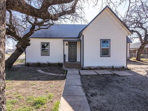 Single Family Residence in Bowie TX 401 Cowan Street.jpg