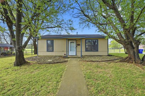 Photo of 600 E South Street, Whitesboro, TX 76273 (MLS # 21226583)