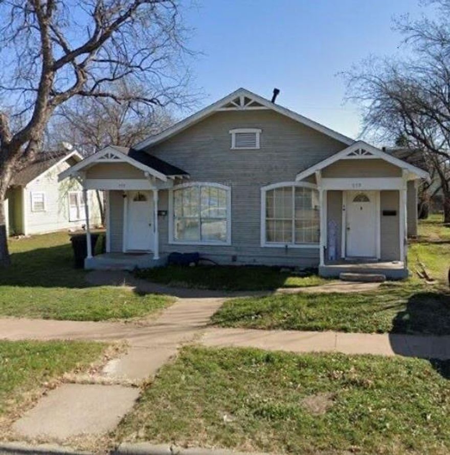 South Abilene Duplex. Each unit is 2 Bed, 1 Bath, approximately 609 Sqft.  Unit A - currently rented for $850. Unit B- currently rented for $625. New roof in 2024. Great investment property with tenants in place.