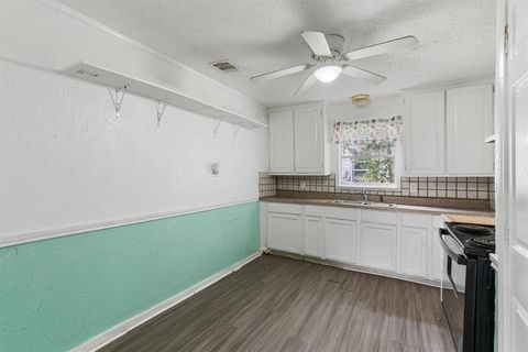 Tiny photo for 922 N Buffalo Avenue, Cleburne, TX 76033 (MLS # 21101087)