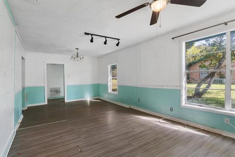 Tiny photo for 922 N Buffalo Avenue, Cleburne, TX 76033 (MLS # 21101087)