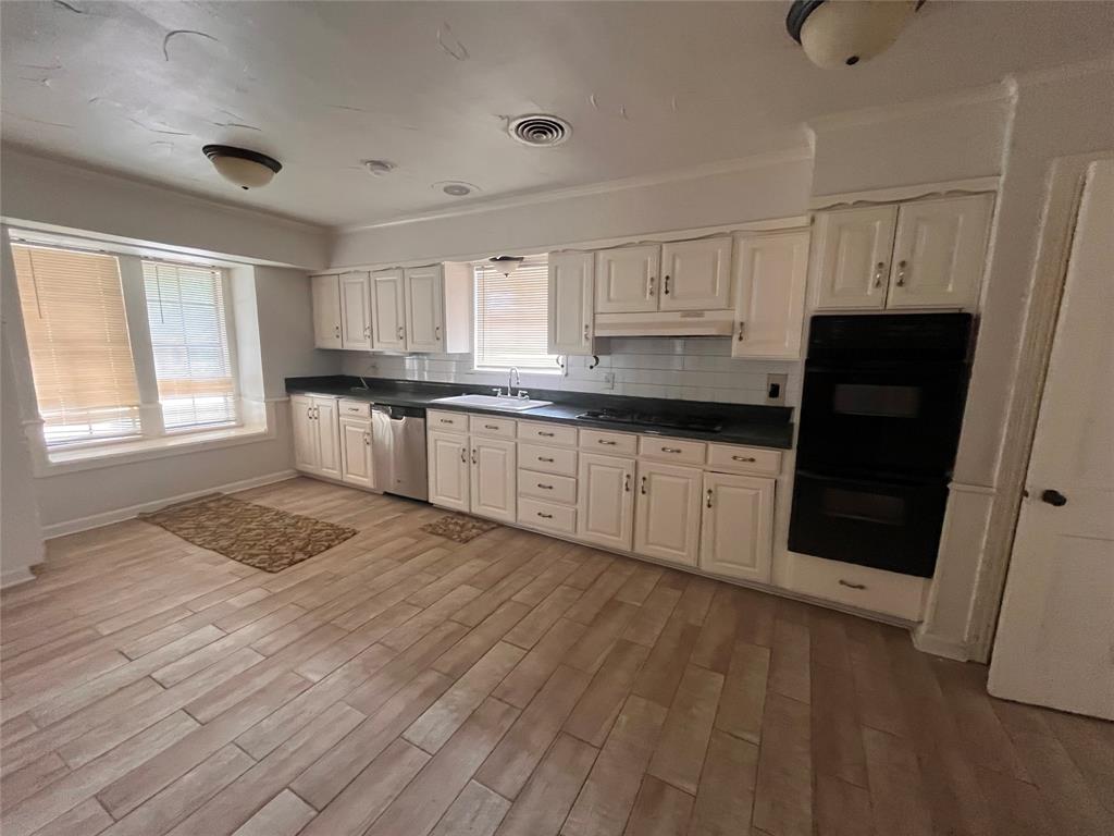 1104 E Robert Street