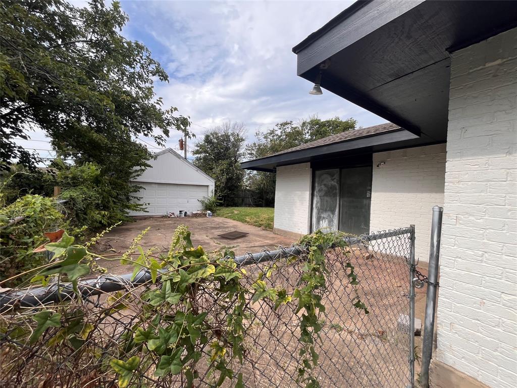 1104 E Robert Street