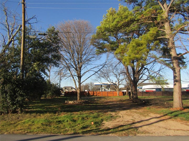 Photo 1 of 4 — 405 E Boyd Avenue, Boyd, TX 76023