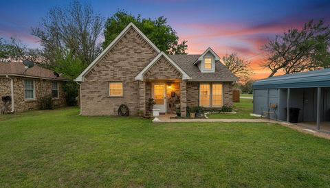 Photo of 121 W Oneal Street, Wills Point, TX 75169 (MLS # 21222654)