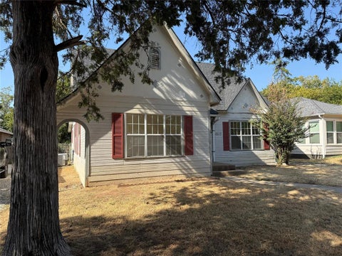 Photo of 1217 W Walker Street, Denison, TX 75020 (MLS # 21366461)