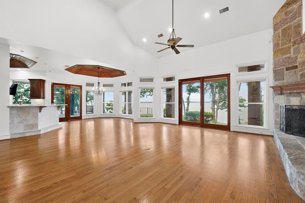 Emerald Sound At Lake Lewisvil - Residential