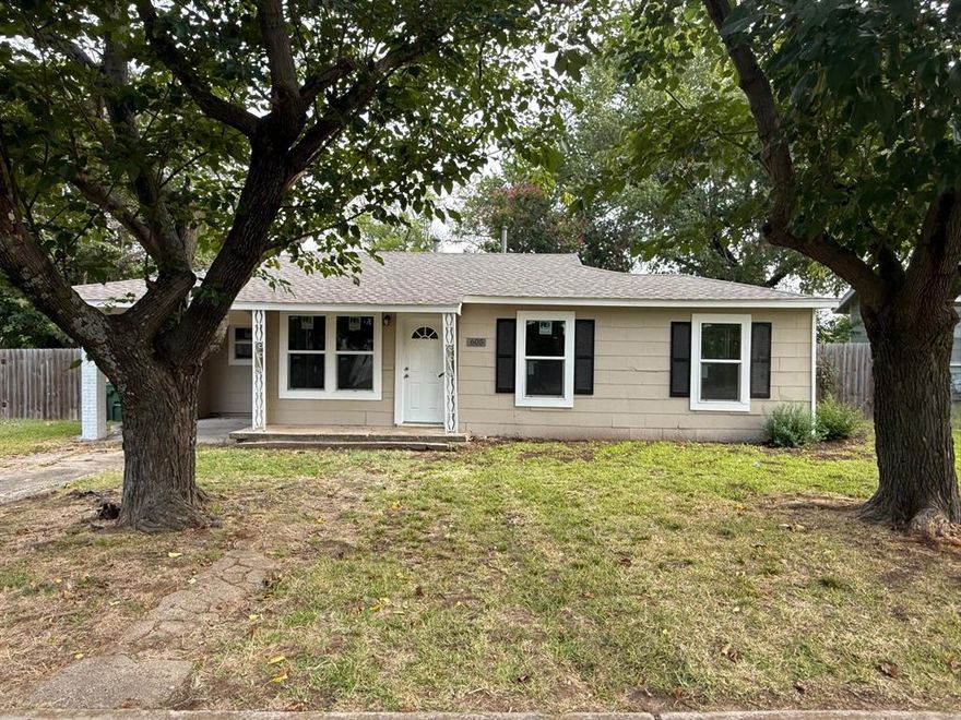 3 bed 1 bath home that backs up the park.  New roof, cabinets and flooring.  Fresh paint.
Motivated Seller Selling AS IS. Make offer.