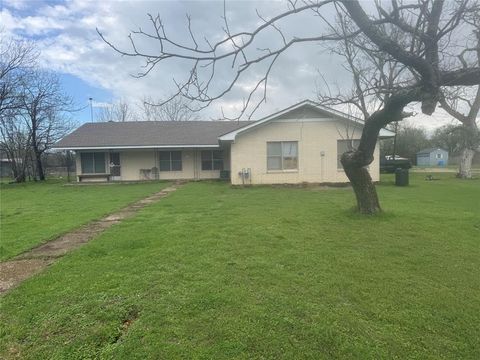 Photo of 733 Foster Street, Marlin, TX 76661 (MLS # 21205894)