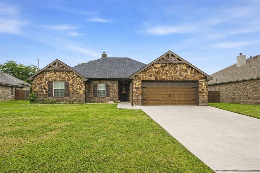 Tucked away in the desirable Elk Ridge neighborhood of Stephenville, this charming 3-bedroom, 2-bath home offers the perfect blend of comfort, space, and everyday functionality. From the moment you arrive, you’ll appreciate the inviting curb appeal and well-maintained surroundings that make this property truly stand out.
Inside, the home features a thoughtfully designed layout with a spacious living area that flows seamlessly into the dining and kitchen spaces—ideal for both relaxing evenings and entertaining guests. The kitchen offers ample cabinetry and workspace, making meal prep both easy and enjoyable.
The primary suite provides a peaceful retreat with its own private bath, while two additional bedrooms offer flexibility for family, guests, or a home office.
Step outside to discover one of the home’s standout features—a large backyard perfect for outdoor living. Whether you’re hosting weekend barbecues or simply enjoying a quiet Texas evening, the expansive patio creates the ideal setting for gathering and unwinding. House is currently leased until June 2027.