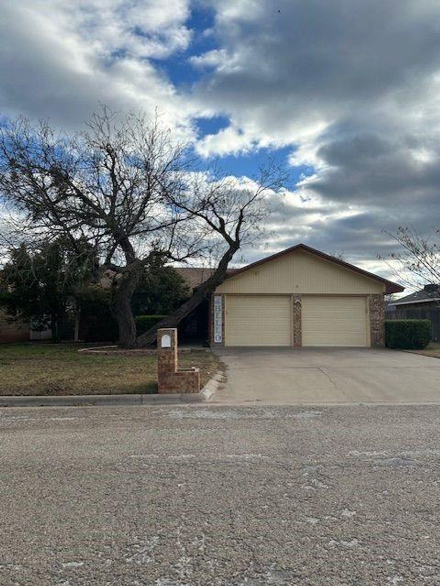 Charming 3 bedroom, 2 bathroom home. Large open concept. Great back yard with privacy fence. Owner must approve all pets.
Requires enrollment to the Tenant Benefit Package through Gerard Real Estate. Ask us for details. $39.00 a month.