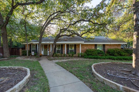 Photo of 1731 Park Ridge Terrace, Arlington, TX 76012 (MLS # 21419035)
