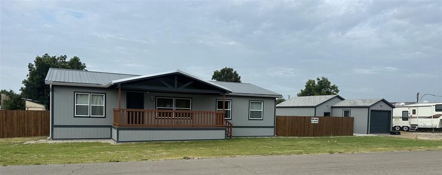 This is a newly remodeled mobile home in Horseshoe Bend Air Park.  This property sites next to the airstrip and is just a couple of blocks away from river access.  The Community also has a golf course and small convenience store.  The kitchen features new appliances, cabinets and countertops.  There is new carpet in the two small bedrooms and new vinyl laminate flooring throughout the remainder of the home. The home has new covered front porch well as new side porch and new back porch.  The back yard is completely enclosed with new wood privacy fence and has a large entry gate at the back of the property and entry gates on each side of the front of the property.  Coop electric is active, and the property has a private well, as well as coop water.  There is a 20x40 detached garage with tandem parking and workshop-office area. The property also features a large RV pad with hookups, including electric, water, and Septic. The back of the property is on the Cesna Trail taxi strip with ample space for a private hanger. 
Survey will need to be obtained by Buyer.