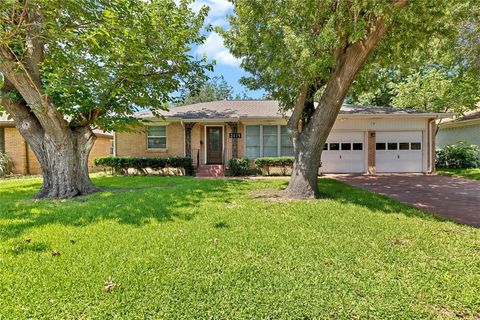 2425 Pinebluff Drive Dallas TX 75228