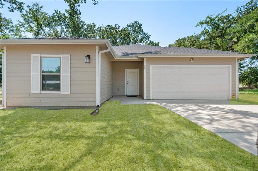 Beautiful 2023 built home in Mabank offering 3 bedrooms, 2 baths, and an oversized 0.32-acre lot. Open concept layout with modern finishes throughout, spacious kitchen, and split bedroom design for privacy. Located just minutes from Cedar Creek Lake, grocery stores, parks, and local dining. Enjoy lake activities, fishing, and all the amenities the area has to offer. Perfect for full time living or a weekend getaway.