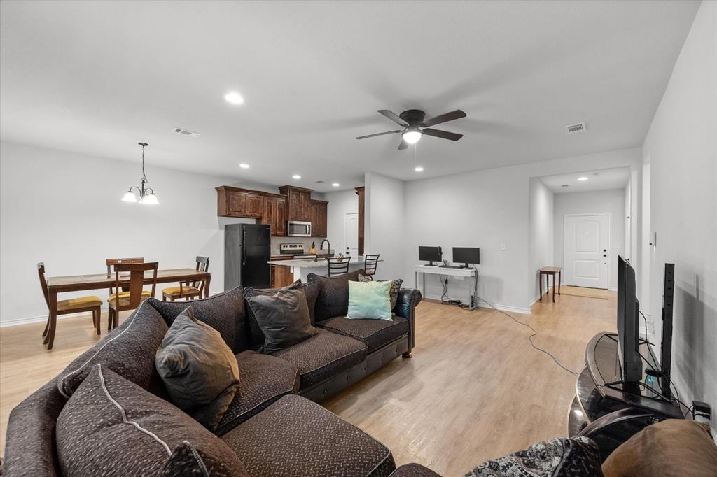 283 E Golden Oaks Drive