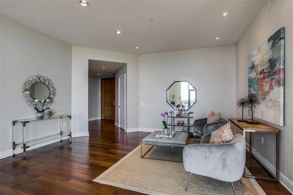 5656 N Central Expressway 805