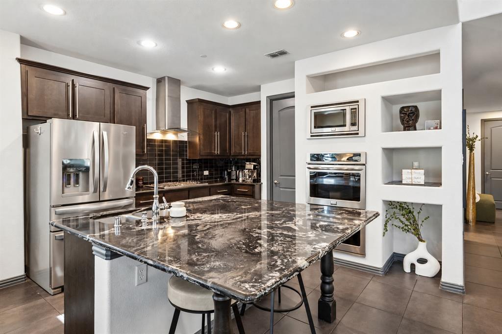 6112 Black Swan Circle