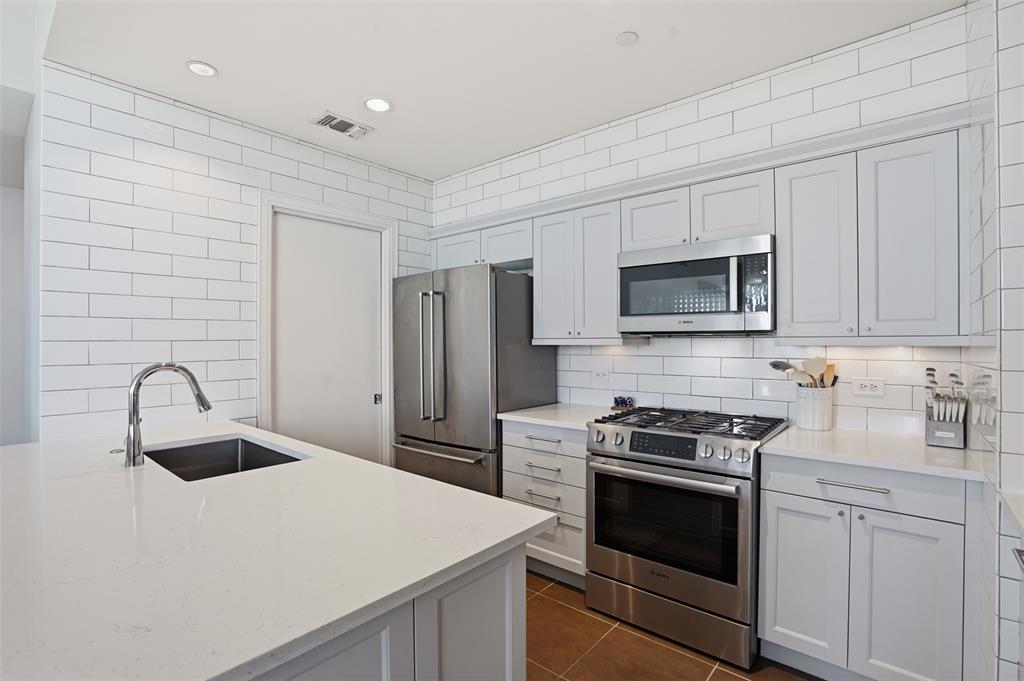 5656 N Central Expressway 406
