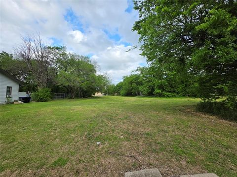 Photo of 3025 Wellington Street, Greenville, TX 75401 (MLS # 21238219)
