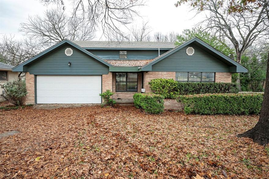 Welcome home to this beautiful, well maintained single family property located in the sought after Ferguson Heights subdivision. This home features 3 bedrooms, 3 full bathrooms, a two car garage and 2,268 square feet of living space. Some of it's many features include huge master bedroom suite with sitting area and full bathroom, Stainless Steel appliances, granite countertops, upgraded flooring, covered balcony overlooking the back of the property,  and large bedrooms! Paint and carpet recently updated as well as decorative light fixtures. Close to schools!