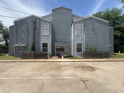 Photo of 219 Fry Street #10, Denton, TX 76201 (MLS # 21221221)