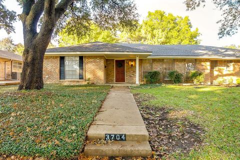 Photo of 3704 Ashford Avenue, Fort Worth, TX 76133 (MLS # 21119576)