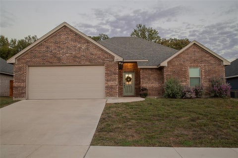 Photo of 221 Clover Circle, Weatherford, TX 76086 (MLS # 21422457)
