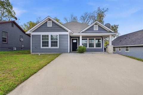 Photo of 304 E Hull Street, Denison, TX 75021 (MLS # 21424652)