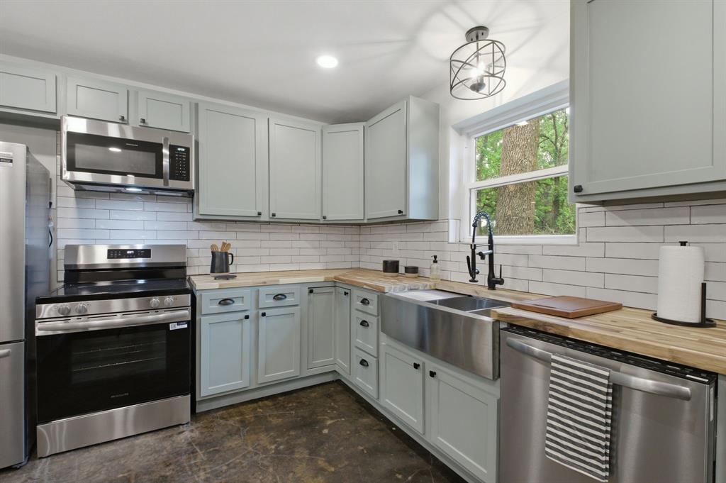 J WINDLE ACRES 5.53 - Residential