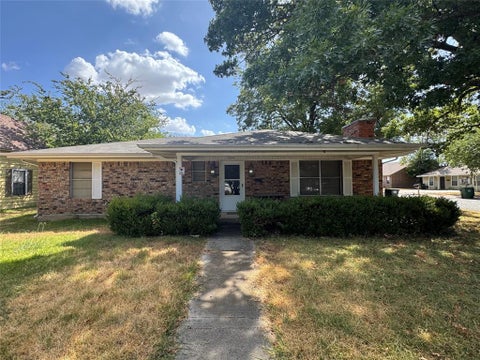 Photo of 314 Hall Street, Whitesboro, TX 76273 (MLS # 21371432)