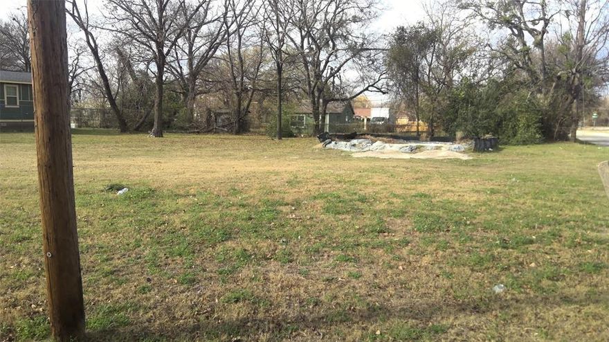 Residential vacant lot able to be subdivided!