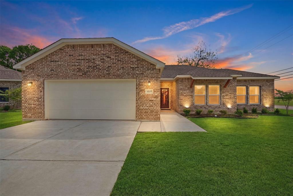 Photo 1 of 40 — 1019 Holiday Drive, Sherman, TX 75090