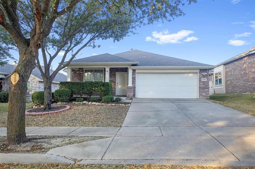 David Weekly 3 beds 2 baths with an extra study plus 2nd living area; the home has an open floor plan with large master bedroom with garden tub & separate shower and large walk in closet, ceramic tile in wet area, gas cooking, sprinkler system.  Washer and Dryer is included for use.