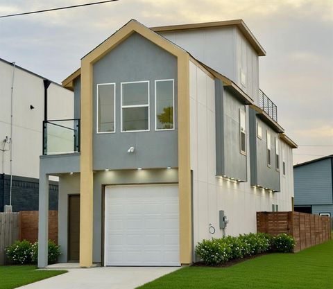 Photo of 2505 Pennsylvania Avenue, Dallas, TX 75215 (MLS # 21265462)